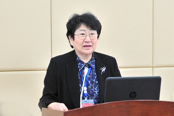 专家组副组长、吉林大学迟宝荣教授主持反馈会 专家组副组长、吉林大学迟宝荣教授主持反馈会