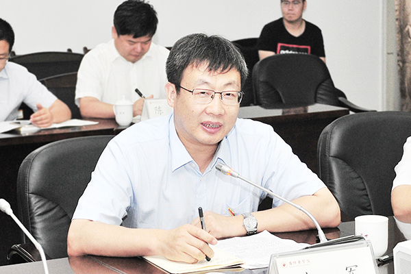bat365官网副校长，挂职青岛大学党委常委、副校长刘军主持签约仪式