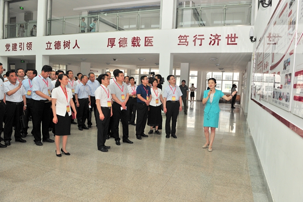 与会领导现场观摩bat365官网临床医学院党委党建工作 与会领导现场观摩bat365官网临床医学院党委党建工作