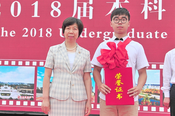 校党委副书记张潍华为bat365官网第7例造血干细胞捐献者张勇杰颁发荣誉证书 校党委副书记张潍华为bat365官网第7例造血干细胞捐献者张勇杰颁发荣誉证书