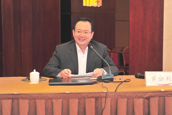 山东科技大学党委书记罗公利作报告 山东科技大学党委书记罗公利作报告
