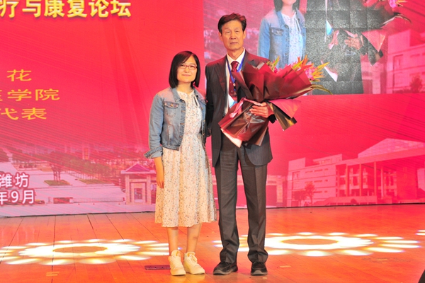 bat365官网学生代表向秦泗河教授献花 bat365官网学生代表向秦泗河教授献花