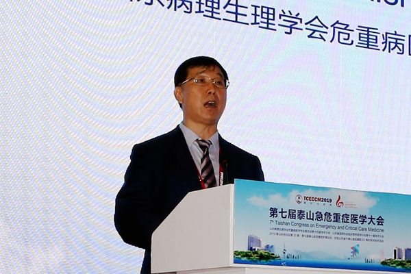 大会主席、山东病理生理学会危重病医学专业委员会主任委员李涛教授宣布大会开幕 大会主席、山东病理生理学会危重病医学专业委员会主任委员李涛教授宣布大会开幕