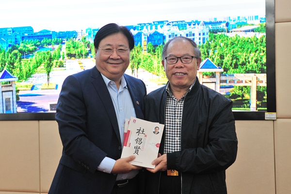 71级校友杜锡贤向母校捐赠书籍