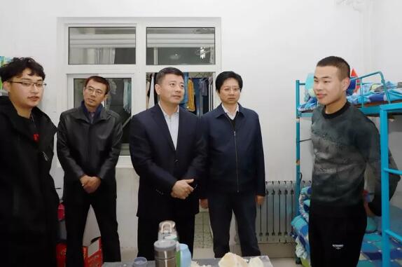 李明走访学生宿舍