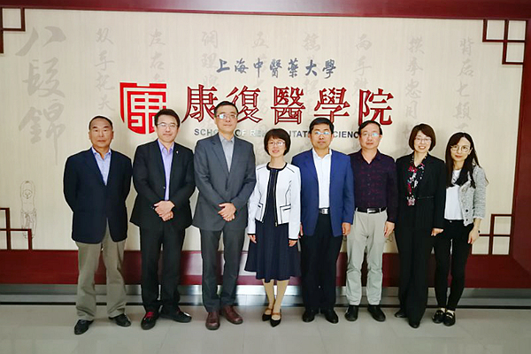 在上海中医药大学调研 在上海中医药大学调研